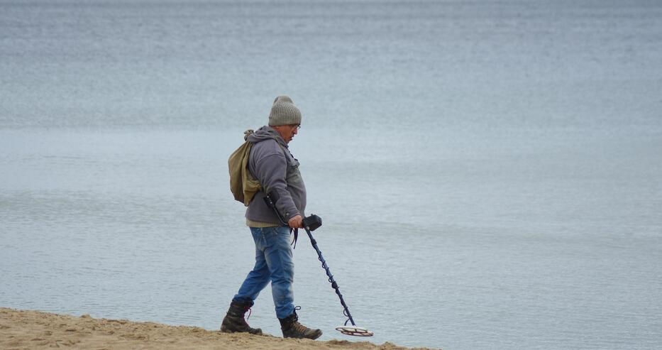 Мъж обърна с хастара варненския плаж в търсене на... СНИМКИ 