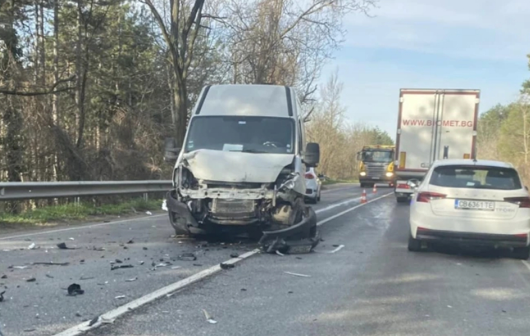 Зверски удар край Търново, единият шофьор е по спешност в болница