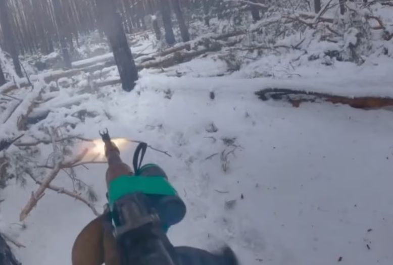 ВИДЕО 18+: Украински войник трепе руснаци в гората като във видеоигра