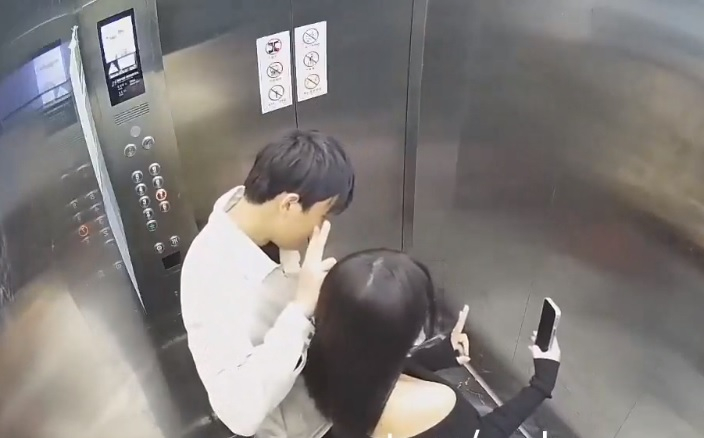 Двойка си направи селфи в асансьора, вижте само какво се случва след това ВИДЕО