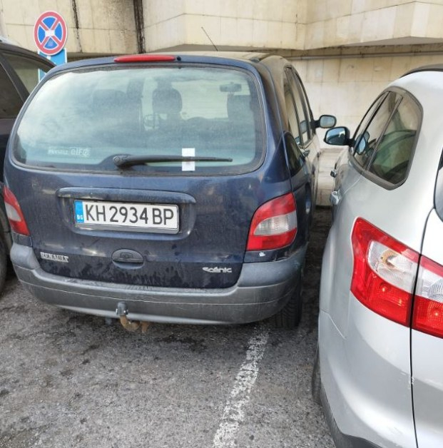 Шофьор втрещи майка с абсурдното си паркиране в Дупница, мрежата прегря СНИМКА