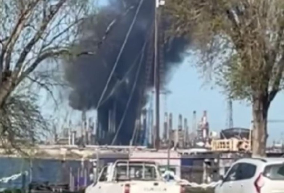 Мощна експлозия в най-голямата румънска петролна рафинерия близо до България ВИДЕО