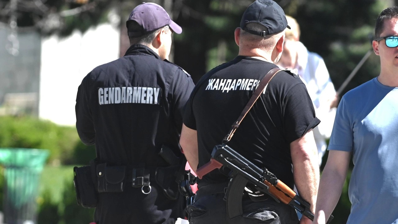 Какво се случва в София? Полицаи с автомати пъплят из столицата СНИМКИ