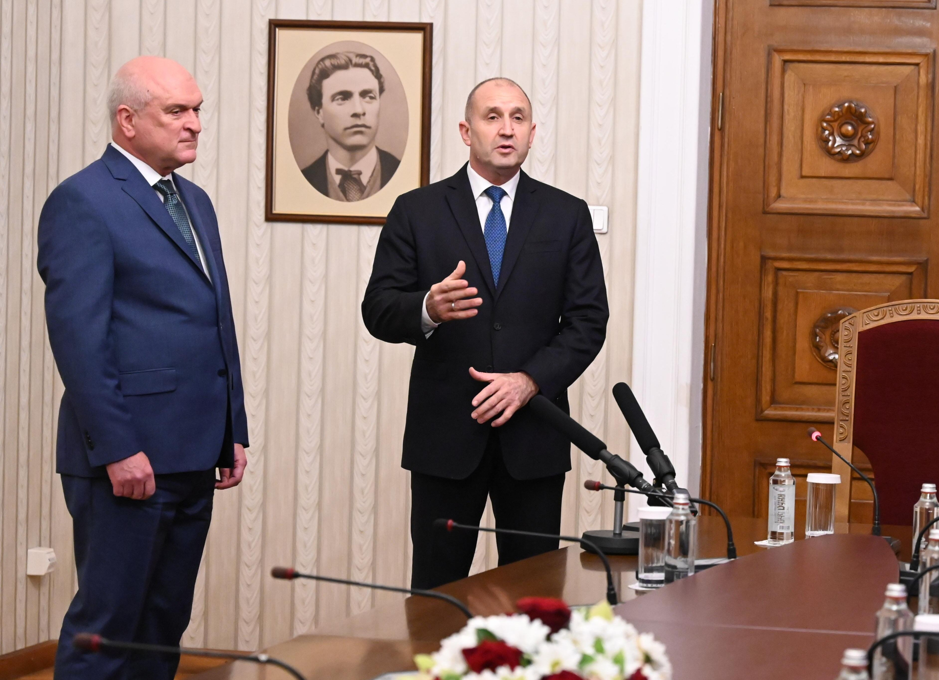 Всички очи са в президента заради среднощната смяна на министър от Главчев