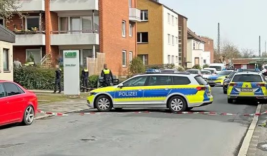 Кървав екшън в Германия, застреляха агресивен мъж с нож 