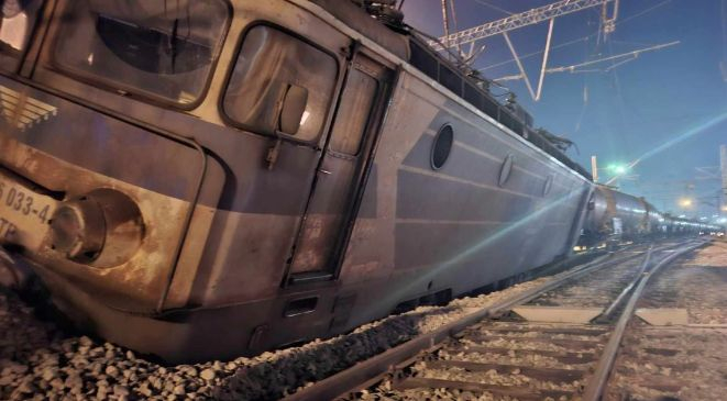 Влак дерайлира на гара в Бургас СНИМКИ 