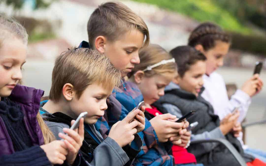 Немислимото се случи: Забраниха на децата да припарват до социалните мрежи
