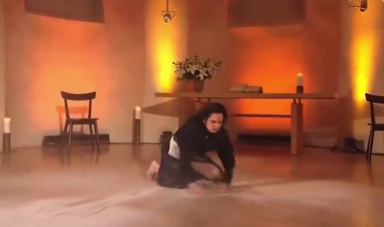 Необичайно изпълнение на танцьорка в църква стана хит в мрежата ВИДЕО