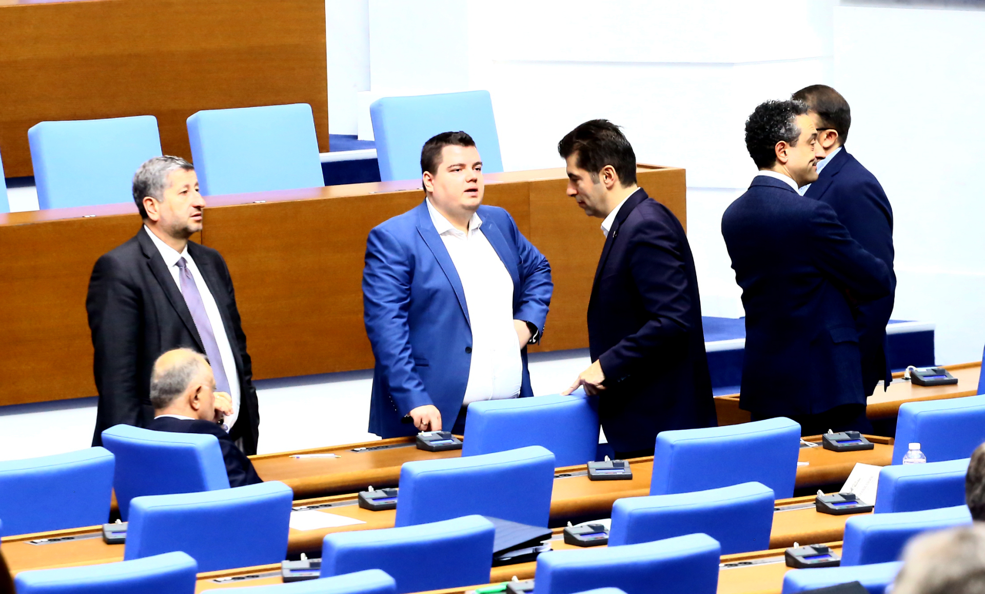 Жесток спор между депутатки прекъсна пленарното заседание
