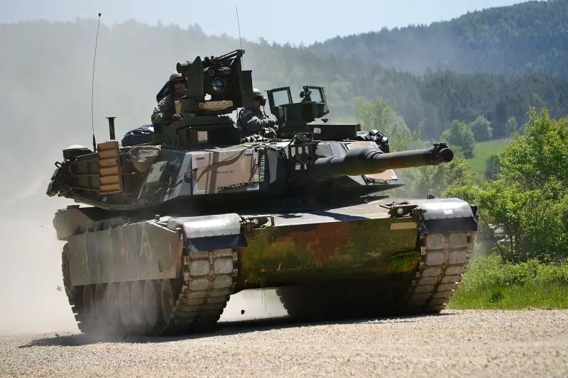 Румънци се ошашавиха от прехвърляне на танкове Abrams до границата с Украйна, много са ВИДЕО