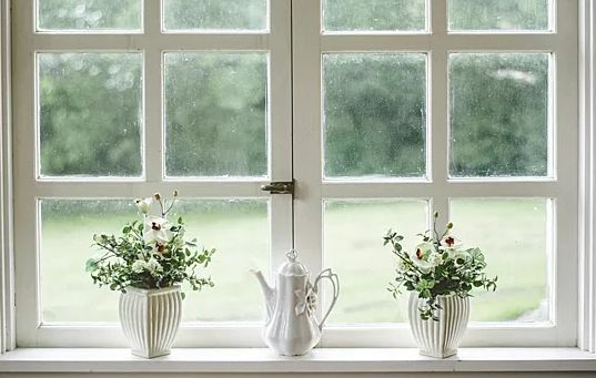 Тайната на баба за чисти прозорци: Без вода и препарати, а само със…