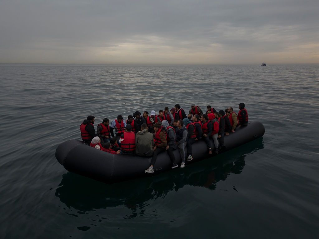 АФП: Мигранти се опитват да внесат през България надуваеми лодки за път през Ламанша