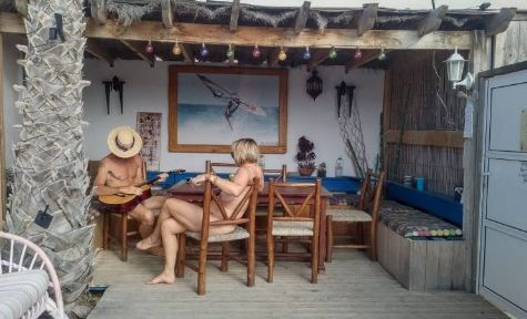 Жена обърна къщата си на нуди курорт, посреща гости гола 18+