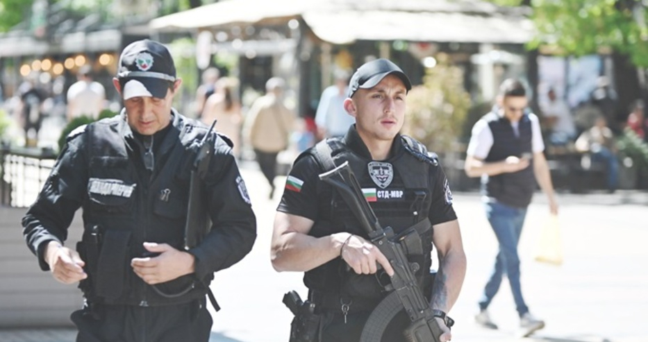 Полицаи с автомати окупираха Витошка СНИМКИ