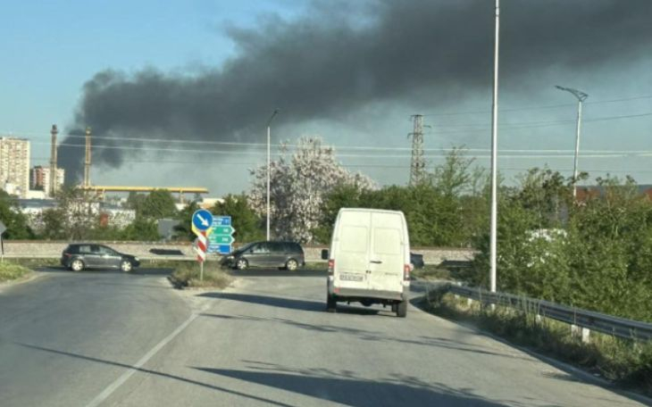Паника: Черен дим обгазява Пловдив, стеле се над... 