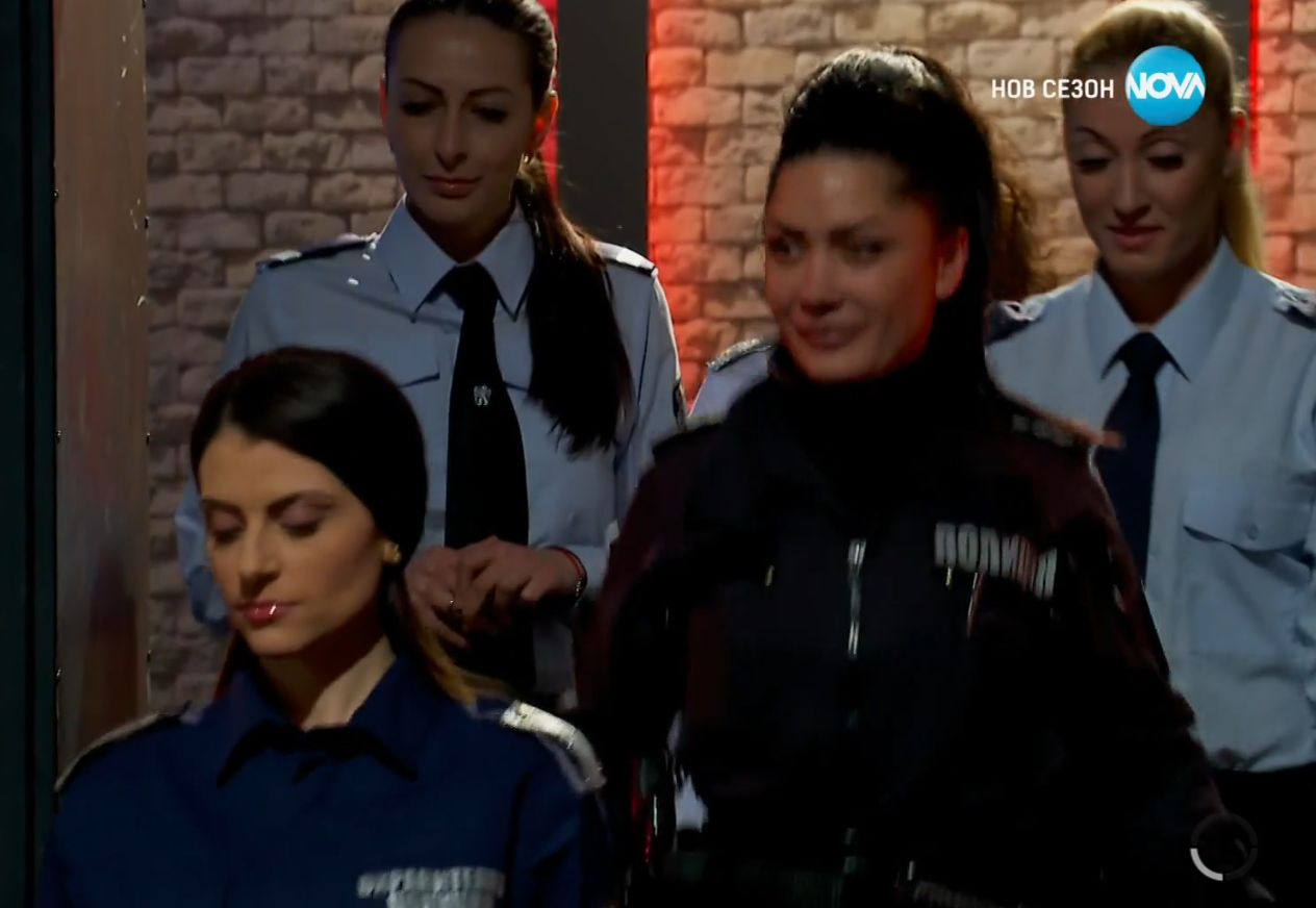 Шеф Ангелов с безпрецедентен ход, секси полицайка закопча двама от готвачите му СНИМКИ