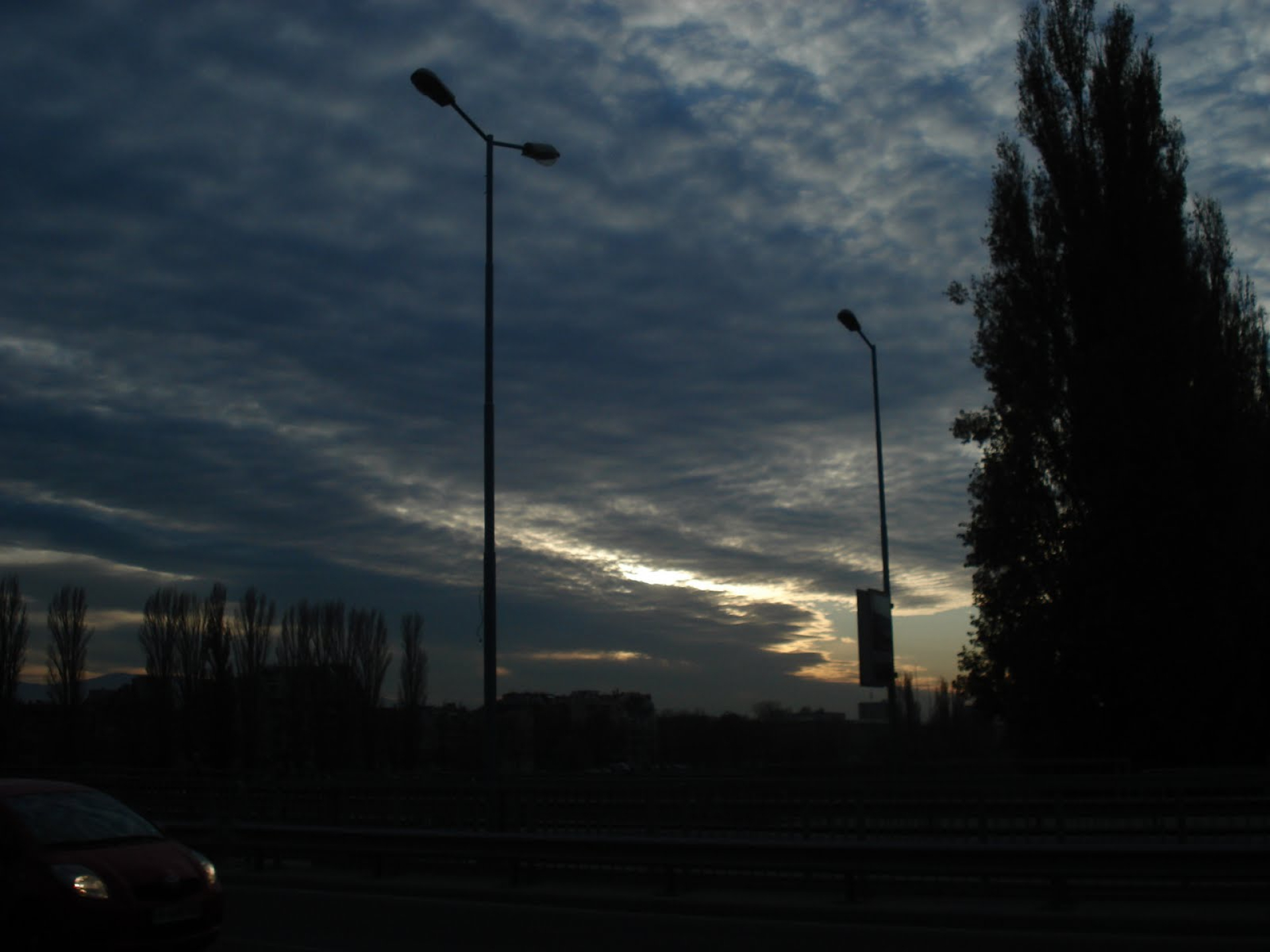 Уникална гледка в небето над София, всички притаиха дъх СНИМКА