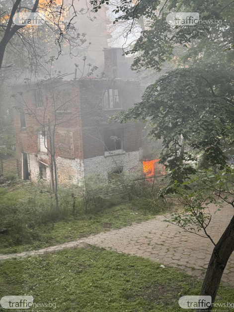 Страшно е: Черен дим над Пловдив, най-малко 4 пожарни хвърчат