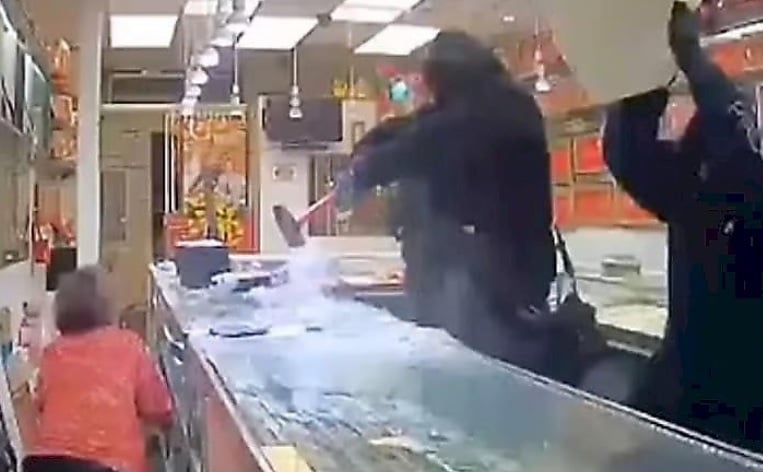 Вижте как 76-г. собственик на магазин се справи с нахлулите въоръжени бандити ВИДЕО 18+