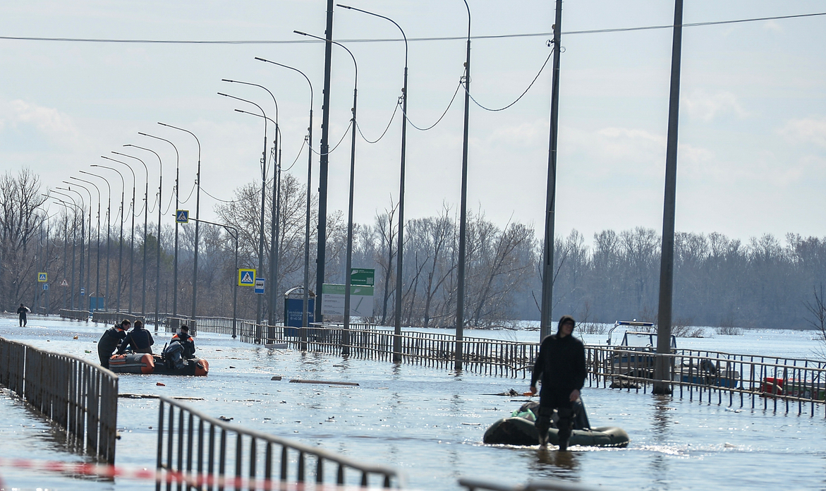 Ужас в Русия: 50-километрова вълна ще потопи цял град
