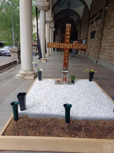 България е в шок! Поругаха гроба на патриарх Неофит СНИМКИ