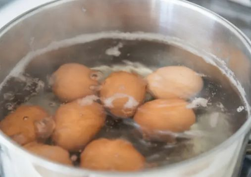 Прост трик разкрива дали яйцето е твърдо сварено