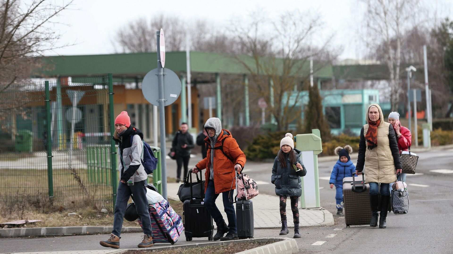 Politico: ЕС може да затегне колана за украинските бежанци, ще им се стъжни 