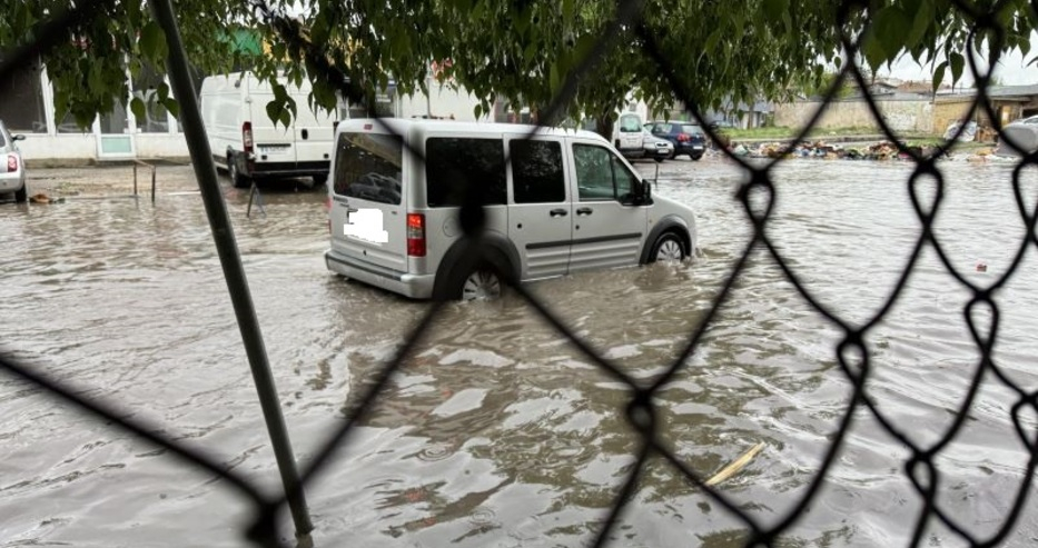 Във Варна стана страшно! Улици са под вода, коли пропаднаха ВИДЕО