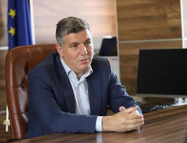 Депутат от ГЕРБ опря до стената бивш министър, става въпрос за евтино внушение