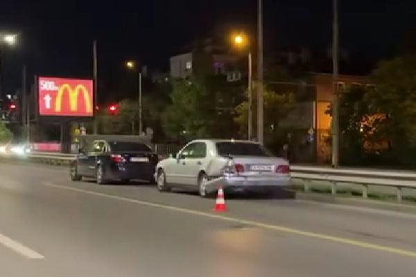 Среднощно меле в София: Бул. "Цариградско шосе" е парализиран ВИДЕО