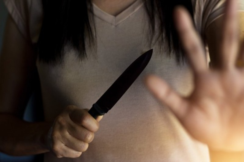 Кървав екшън в Стара Загора: Жена нападна гаджето си с нож, последвалото е страшно