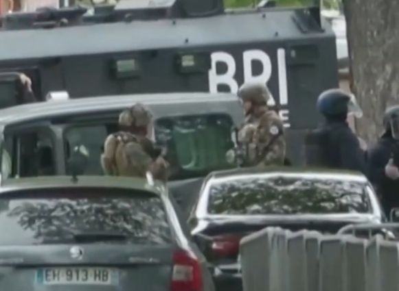 В Париж е страшно: Покрит с експлозиви мъж зове за отмъщение, а полицията ... ВИДЕО