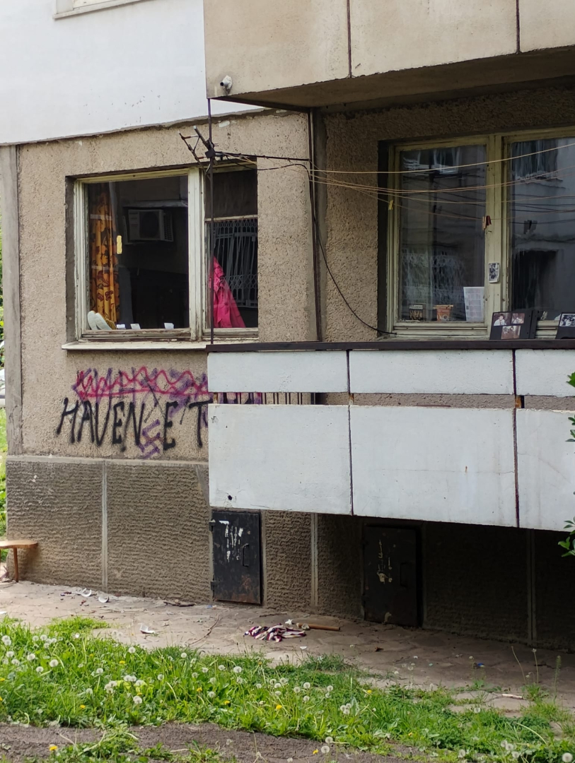 Терор в София! Жена мята буркани през балкон на метри от детска площадка СНИМКИ