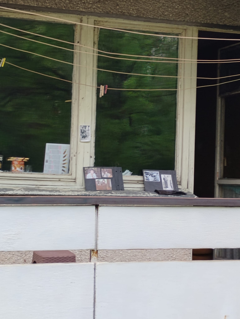 Терор в София! Жена мята буркани през балкон на метри от детска площадка СНИМКИ