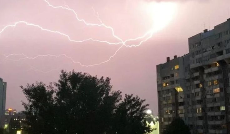 НИМХ тревожно: Гръмотевична буря дави България в този ден от април