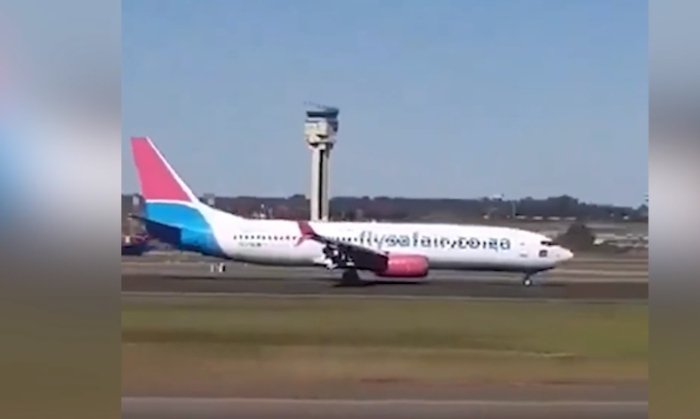 Нов инцидент със самолет на Boeing, този път при излитане от летище ВИДЕО