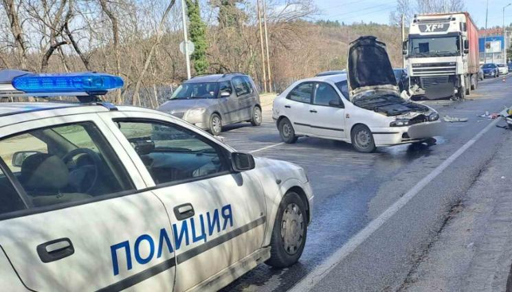 Бясна катастрофа блокира важен подстъп към София 