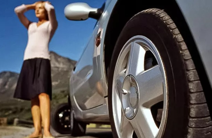 Как и в какви случаи можете да шофирате със спукана гума на колата