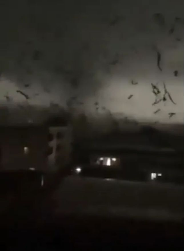 Черно небе и отломки във въздуха - мощно торнадо помля Южен Китай ВИДЕО