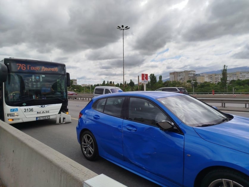 Ужас с БМВ и автобус от градския автобус в София СНИМКИ