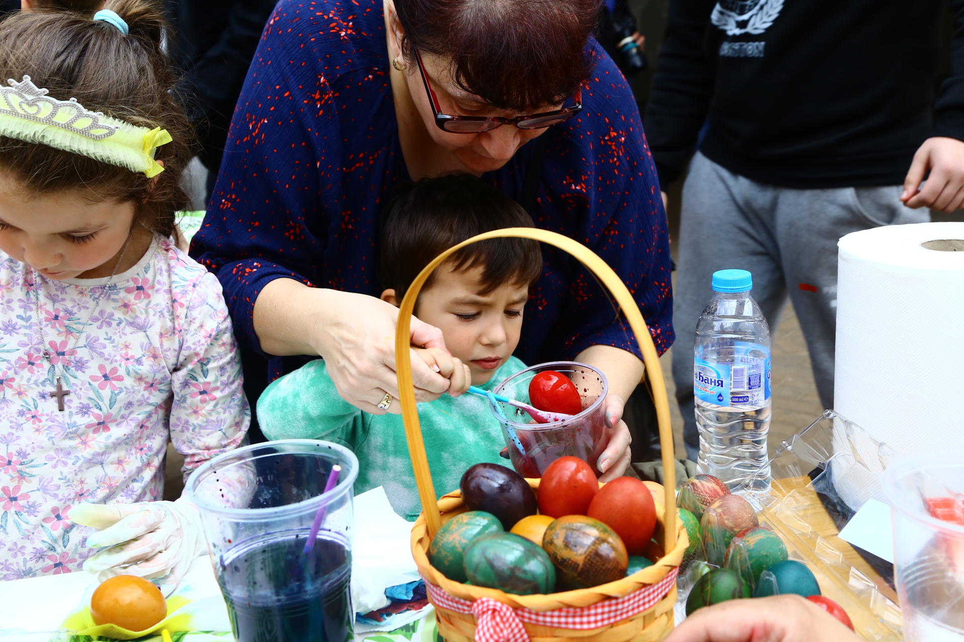 Фоторепортаж в БЛИЦ: Феерия от цветове и радост в сърцето на София на Велики четвъртък 