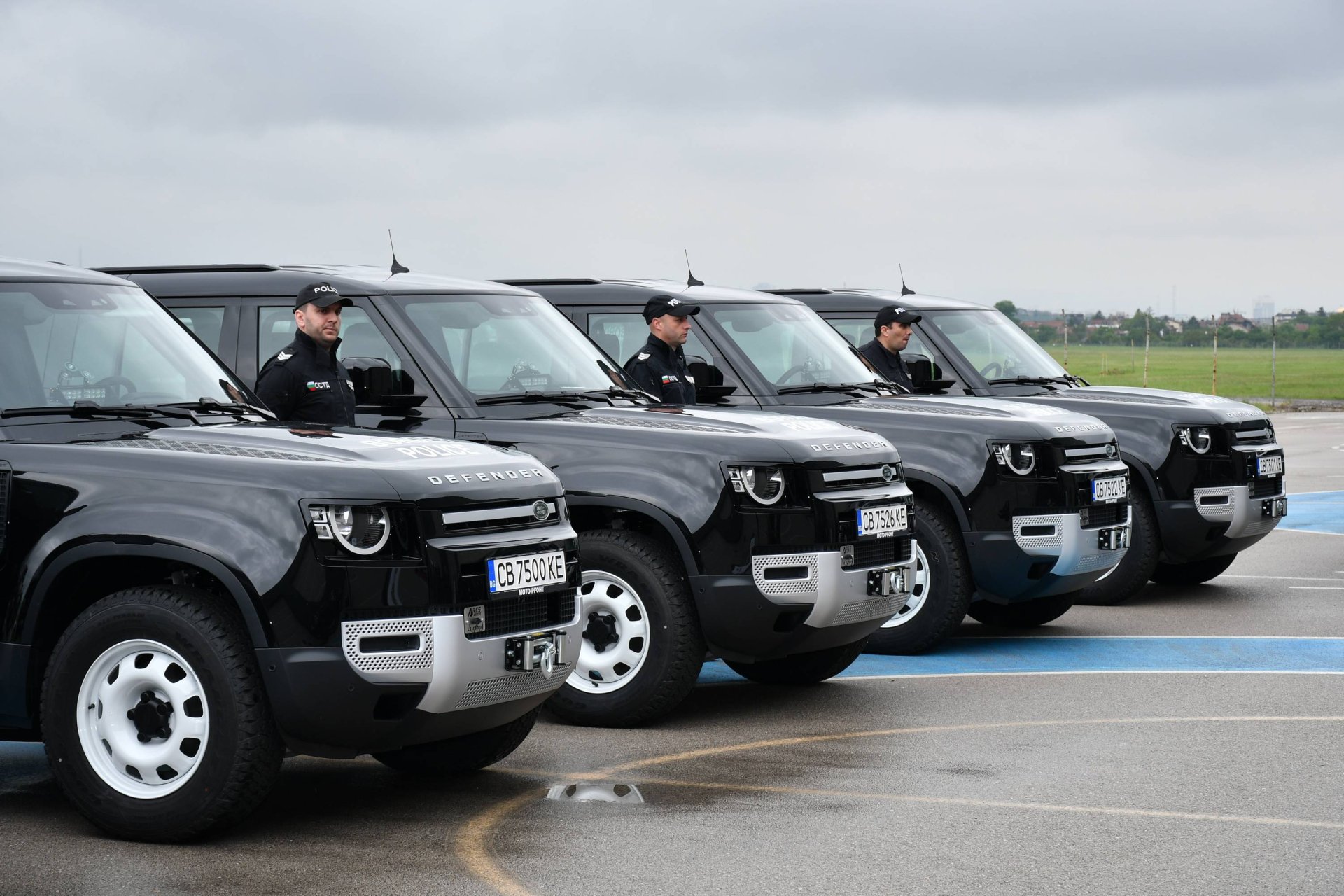 Мото-Пфое доставя 160 автомобила Defender за опазване на българските и европейски граници СНИМКИ