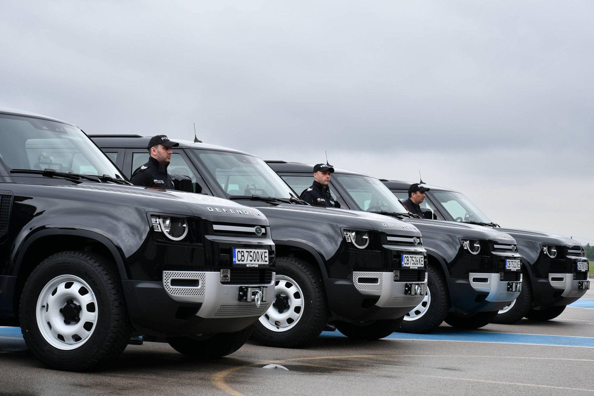 Мото-Пфое доставя 160 автомобила Defender за опазване на българските и европейски граници СНИМКИ