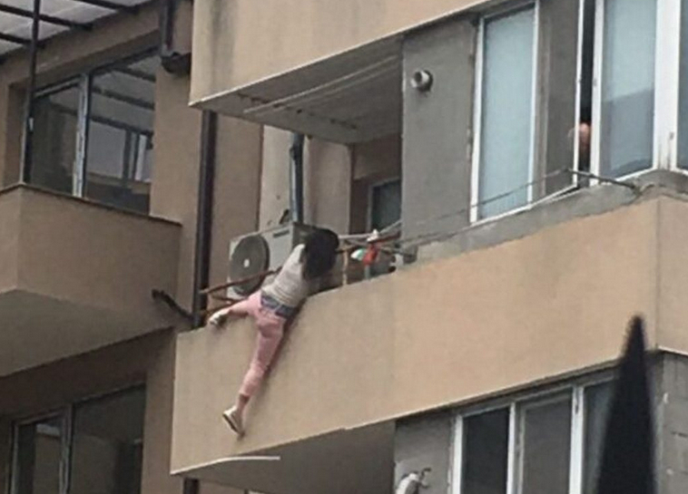Страшна драма в Бургас: Самотна майка увисна на една ръка от балкона, ужасът е заради... СНИМКИ