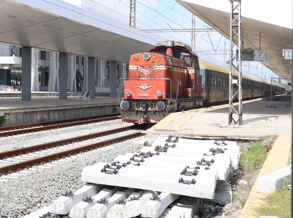 Открийте разликите: Патрик дойде в България и сравни БДЖ с швейцарските железници СНИМКИ