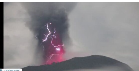 Изригващ вулкан евакуира хиляди в Индонезия ВИДЕО