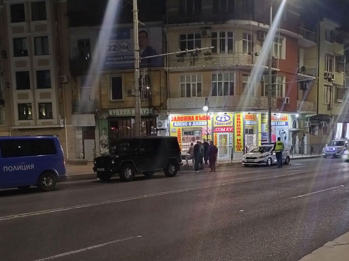 Почерня от полиция на бургаски булевард, приклещиха G класа СНИМКИ 