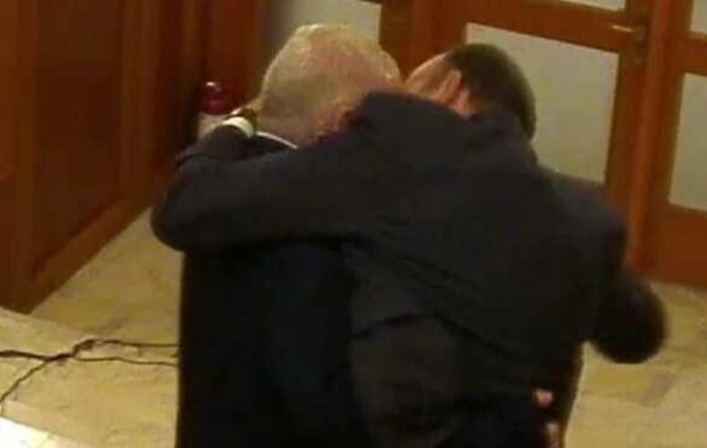Румънски депутат захапа носа на свой колега на заседание на парламента ВИДЕО 18+