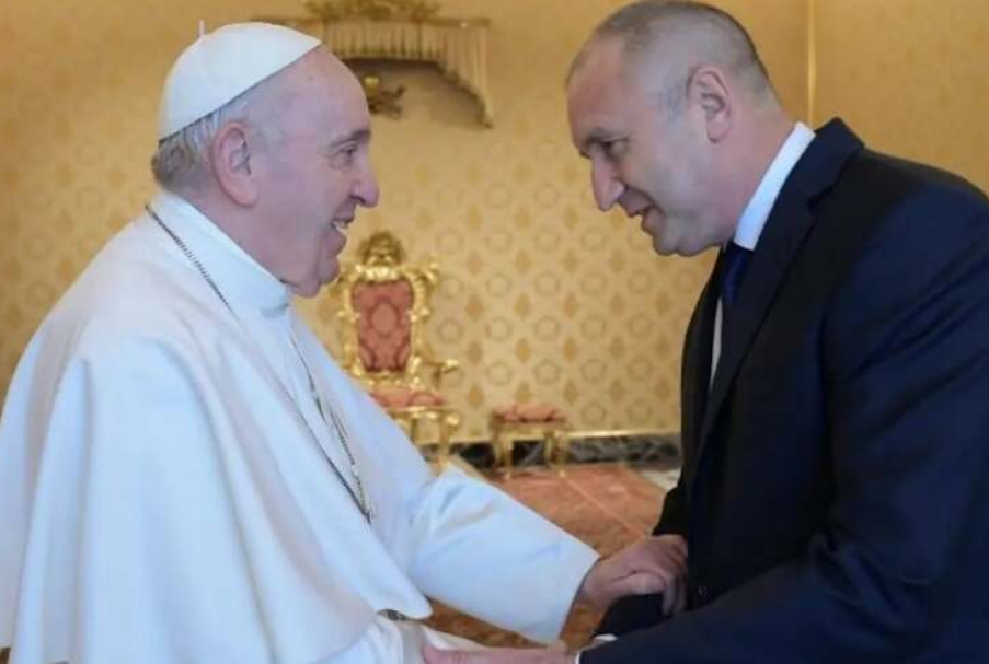 Румен Радев на крака при папа Франциск
