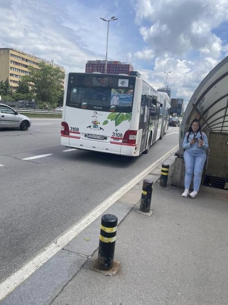 Автобус влачи 12-г. дете насред София, а шофьорът слуша музика и си зяпа в телефона СНИМКИ